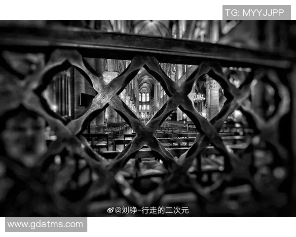 足球明星首次见到自己雕像的激动瞬间与感人故事分享